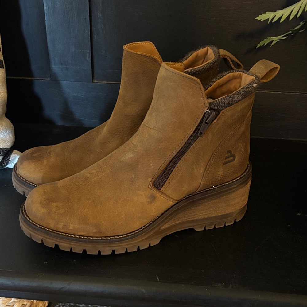 Women's Bullboxer Cognac Leather Wedge Ankle Boots with Side Zipper